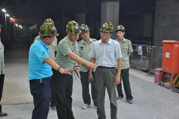 12、中裝協(xié)領(lǐng)導(dǎo)楊天軍同志到項(xiàng)目部檢查指導(dǎo)工作.JPG