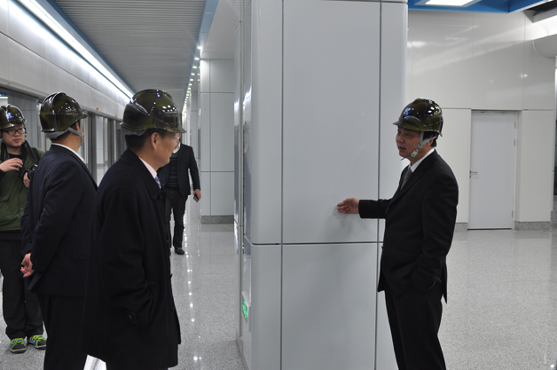 13、公司領(lǐng)導(dǎo)檢查櫟社國際機(jī)場站“樣板段”施工.JPG